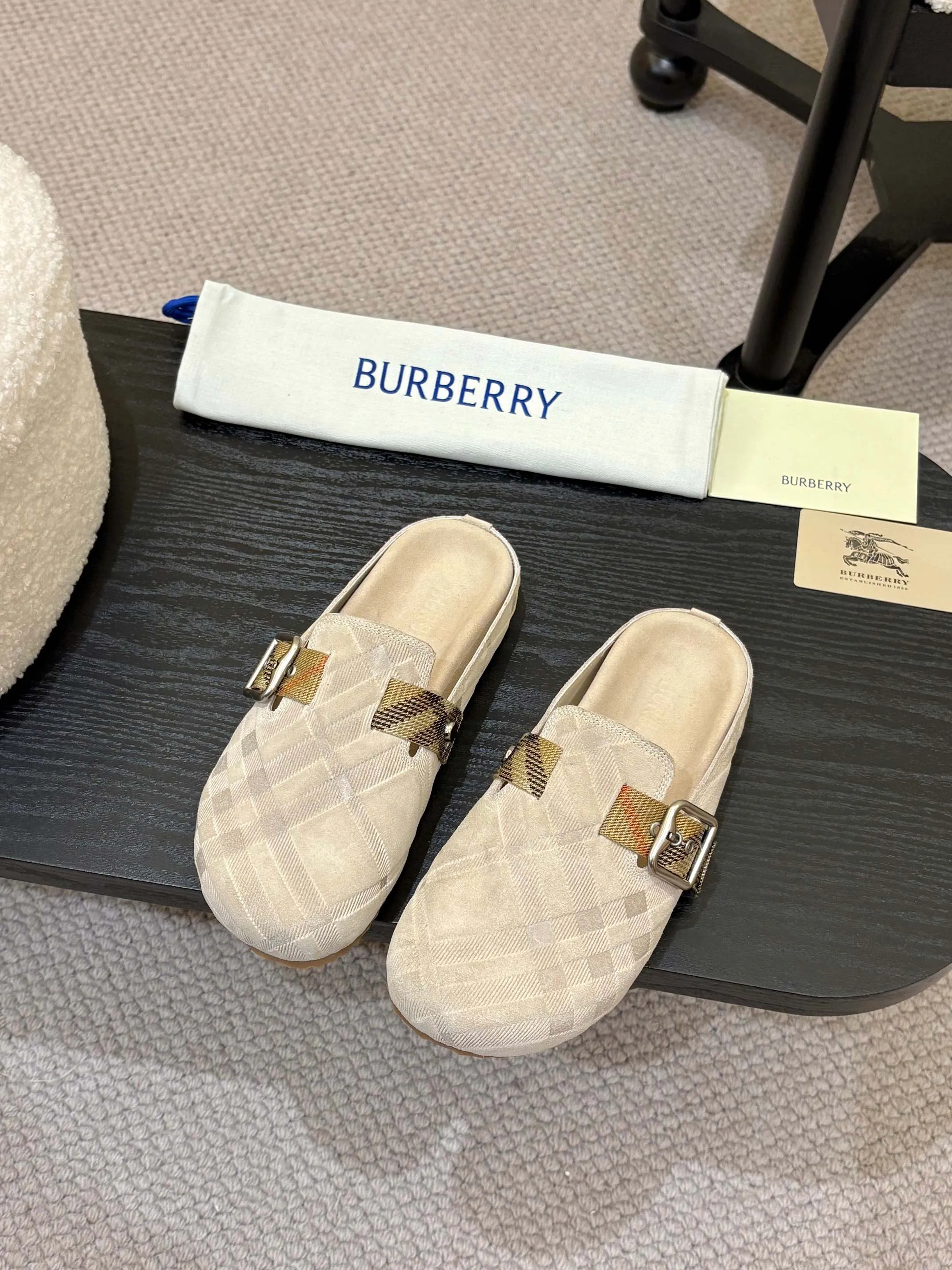 Men's Men's Shoes💰580 Burberry2025's hot-selling Birkenstock slippers are released, made of soft suede fabric and refined in Italian workshops. Featuring an embossed plaid pattern and an embossed sole embellished with the archive brand's logo. Features an adjustable B-shaped buckle strap and is embellished with the signature sand-colored Burberry check in jacquard worsted.   ✅Fabric: suede ✅Lining: silk cowhide ✅Outsole: TPU ✅Color: black, brown, pink, apricot 4 colors available ✅Code number: 35-45 for men and women (35, 45 customized)